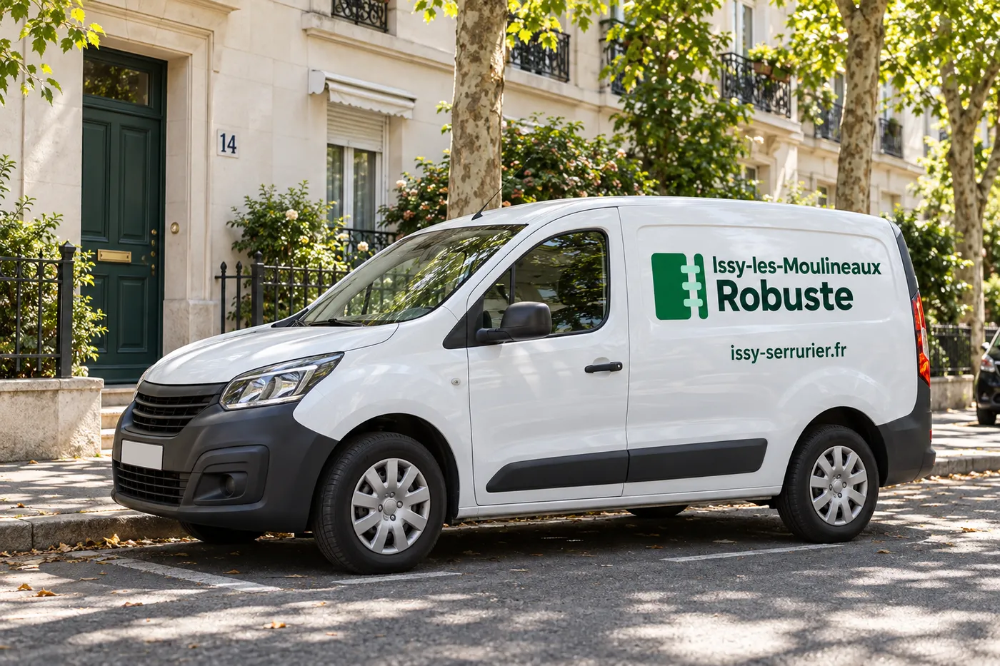 Camionnette d'intervention Issy-les-Moulineaux Robuste garée dans une rue résidentielle d'Issy-les-Moulineaux