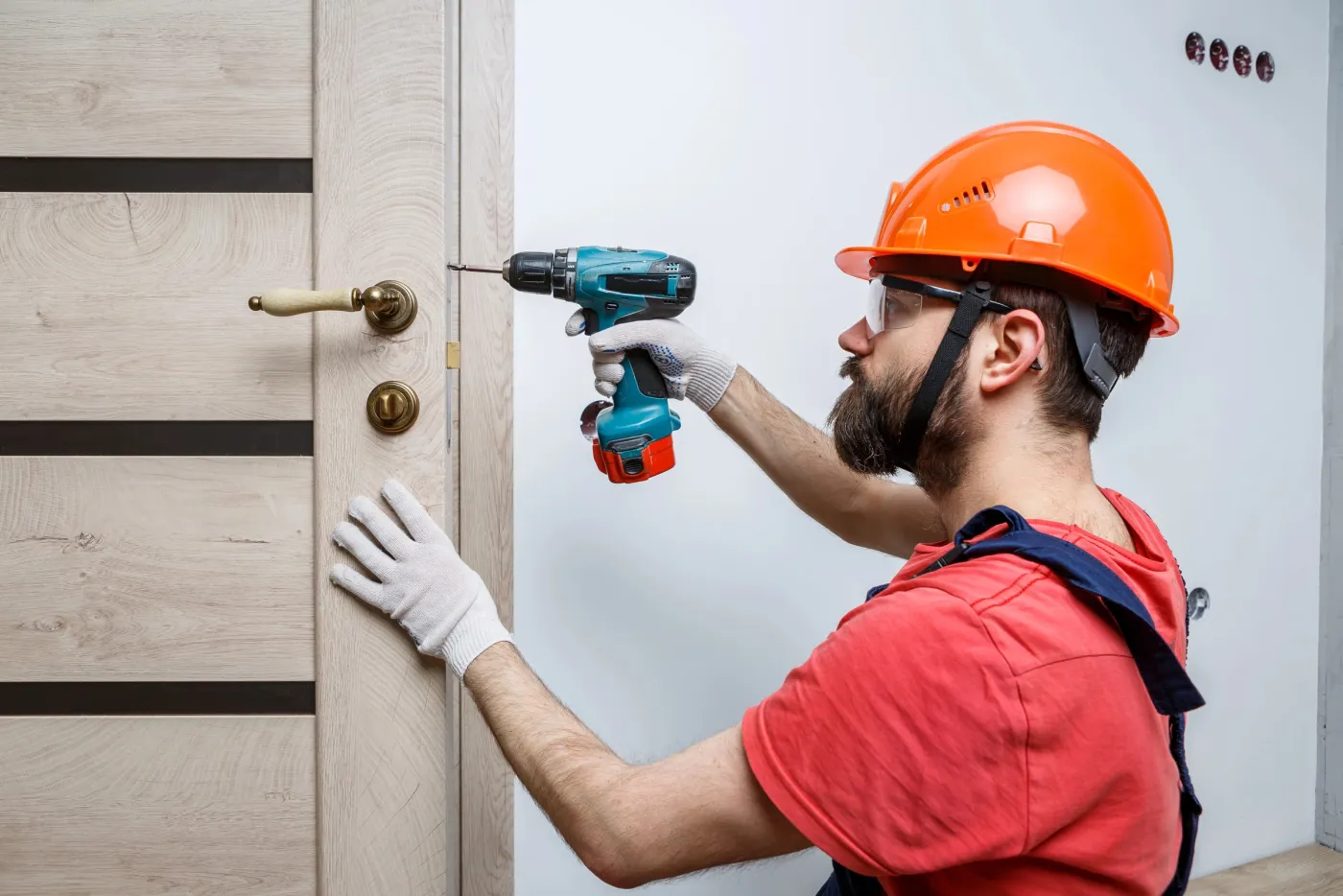 Pose d'une serrure sur une porte d'appartement en copropriété à Issy-les-Moulineaux